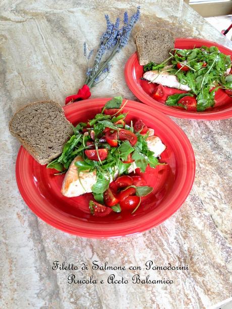 Filetto di Salmone con Pomodorini Rucola e Aceto Balsamico