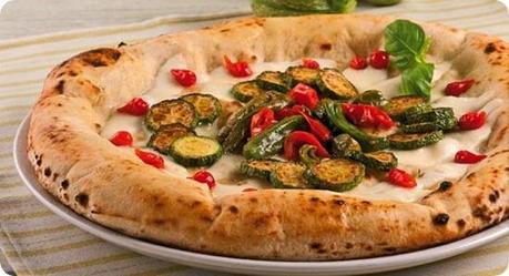 Pizza zucchine pomodorini e peperoncini rossi peruviani