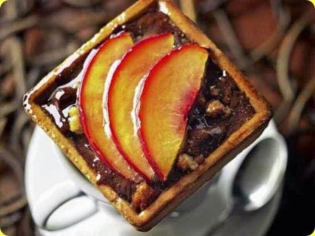 Crostatina carrè alle pesche, cioccolato e amaretti