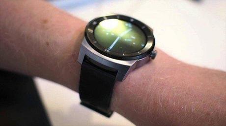 lg g watch r video hands on android blog italia 600x337 LG G Watch R è anche utile per... 007 (video) news  lg g watch r lg android wear 