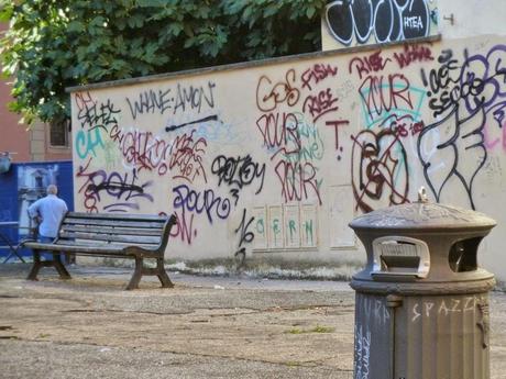 Largo della Moretta. Degrado e raccapriccio nella zona centrale che più centrale non si può. E qualcuno ha il coraggio di protestare perché qui si farà un parking interrato che finalmente potrebbe contribuire a riqualificare