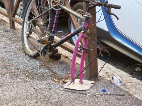 Largo della Moretta. Degrado e raccapriccio nella zona centrale che più centrale non si può. E qualcuno ha il coraggio di protestare perché qui si farà un parking interrato che finalmente potrebbe contribuire a riqualificare