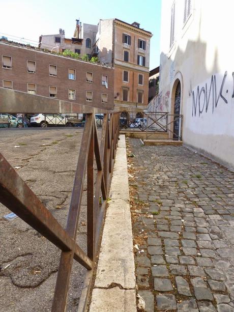 Largo della Moretta. Degrado e raccapriccio nella zona centrale che più centrale non si può. E qualcuno ha il coraggio di protestare perché qui si farà un parking interrato che finalmente potrebbe contribuire a riqualificare