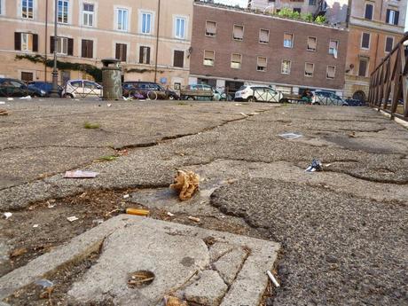 Largo della Moretta. Degrado e raccapriccio nella zona centrale che più centrale non si può. E qualcuno ha il coraggio di protestare perché qui si farà un parking interrato che finalmente potrebbe contribuire a riqualificare