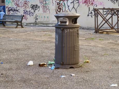 Largo della Moretta. Degrado e raccapriccio nella zona centrale che più centrale non si può. E qualcuno ha il coraggio di protestare perché qui si farà un parking interrato che finalmente potrebbe contribuire a riqualificare