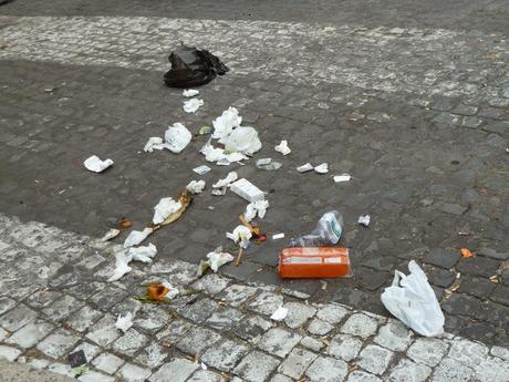Largo della Moretta. Degrado e raccapriccio nella zona centrale che più centrale non si può. E qualcuno ha il coraggio di protestare perché qui si farà un parking interrato che finalmente potrebbe contribuire a riqualificare