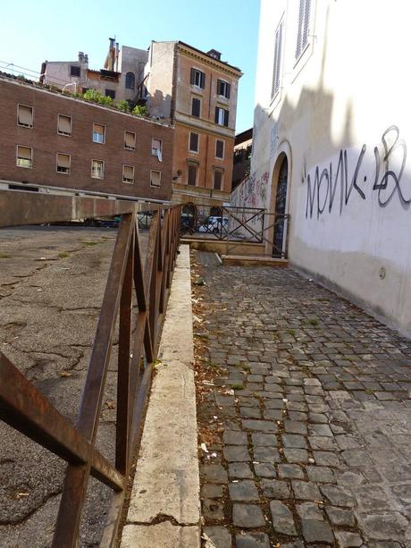 Largo della Moretta. Degrado e raccapriccio nella zona centrale che più centrale non si può. E qualcuno ha il coraggio di protestare perché qui si farà un parking interrato che finalmente potrebbe contribuire a riqualificare