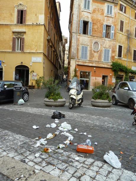 Largo della Moretta. Degrado e raccapriccio nella zona centrale che più centrale non si può. E qualcuno ha il coraggio di protestare perché qui si farà un parking interrato che finalmente potrebbe contribuire a riqualificare