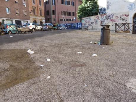 Largo della Moretta. Degrado e raccapriccio nella zona centrale che più centrale non si può. E qualcuno ha il coraggio di protestare perché qui si farà un parking interrato che finalmente potrebbe contribuire a riqualificare