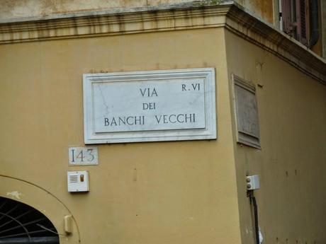Largo della Moretta. Degrado e raccapriccio nella zona centrale che più centrale non si può. E qualcuno ha il coraggio di protestare perché qui si farà un parking interrato che finalmente potrebbe contribuire a riqualificare