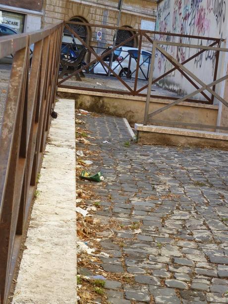 Largo della Moretta. Degrado e raccapriccio nella zona centrale che più centrale non si può. E qualcuno ha il coraggio di protestare perché qui si farà un parking interrato che finalmente potrebbe contribuire a riqualificare