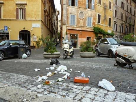 Largo della Moretta. Degrado e raccapriccio nella zona centrale che più centrale non si può. E qualcuno ha il coraggio di protestare perché qui si farà un parking interrato che finalmente potrebbe contribuire a riqualificare