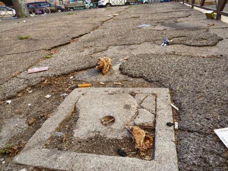 Largo della Moretta. Degrado e raccapriccio nella zona centrale che più centrale non si può. E qualcuno ha il coraggio di protestare perché qui si farà un parking interrato che finalmente potrebbe contribuire a riqualificare