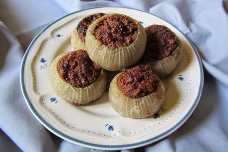 Cipolle ripiene dolci con amaretti e cacao