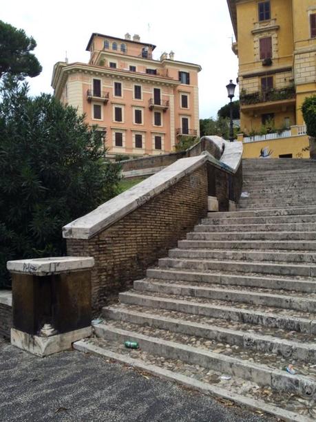 Colle Oppio. Guardate le foto perché questo è ciò che a Roma consideriamo un quartiere di lusso. Per davvero!