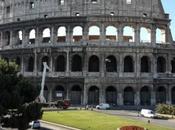 Roma, scavalca recinzione Colosseo volo metri