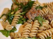 Insalata Fusilli Melanzane, Salsiccia, Rucola Pinoli Tostati