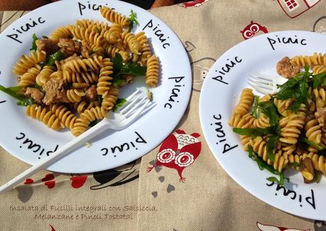 Insalata di Fusilli con Melanzane, Salsiccia, Rucola e Pinoli Tostati