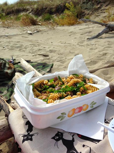 Insalata di Fusilli con Melanzane, Salsiccia, Rucola e Pinoli Tostati