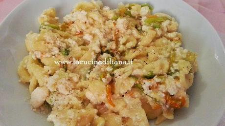 Orecchiette con fiori di zucca e ricotta.