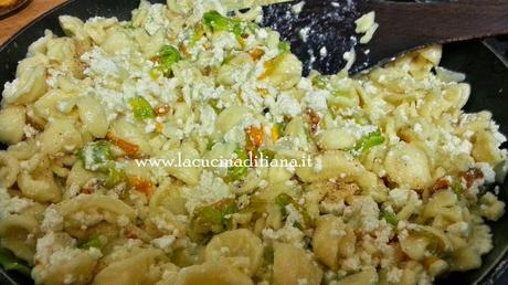 Orecchiette con fiori di zucca e ricotta.