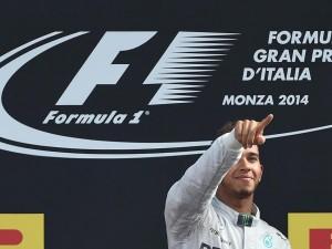 Hamilton festeggia la vittoria del Gp d'Italia 2014