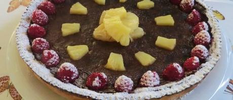 torta alla crema di cioccolato, ananas e lamponi