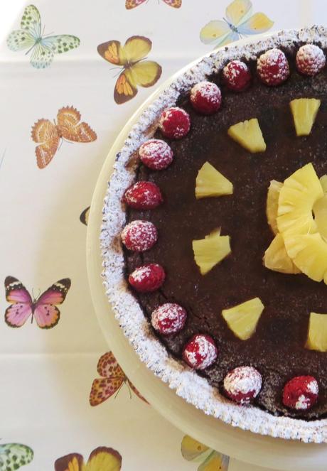 torta alla crema di cioccolato, ananas e lamponi
