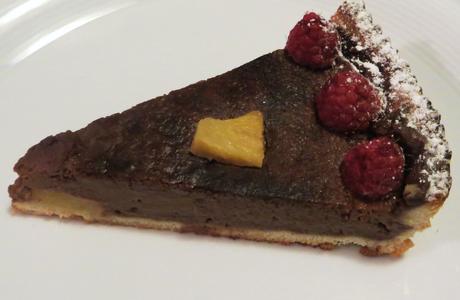 torta alla crema di cioccolato, ananas e lamponi