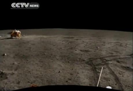 Il panorama lunare ripreso dal rover Yutu. Crediti: CCTV/YouTube