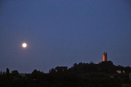 luna piena nel cielo sopra San Miniato