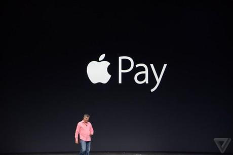 Eddy Cue mentre presenta Apple Pay