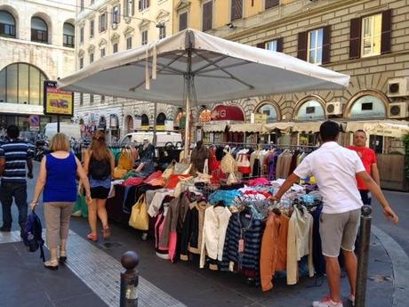 Stazione Termini. Commercio ambulante raccapricciante a Via Gioberti e Via Manin. La zona dei nuovi marciapiedi completamente regalata alle bancarelle