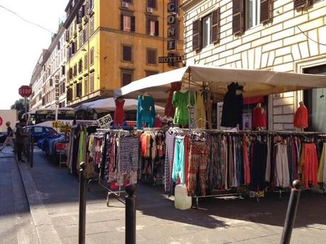 Stazione Termini. Commercio ambulante raccapricciante a Via Gioberti e Via Manin. La zona dei nuovi marciapiedi completamente regalata alle bancarelle