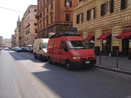 Stazione Termini. Commercio ambulante raccapricciante a Via Gioberti e Via Manin. La zona dei nuovi marciapiedi completamente regalata alle bancarelle