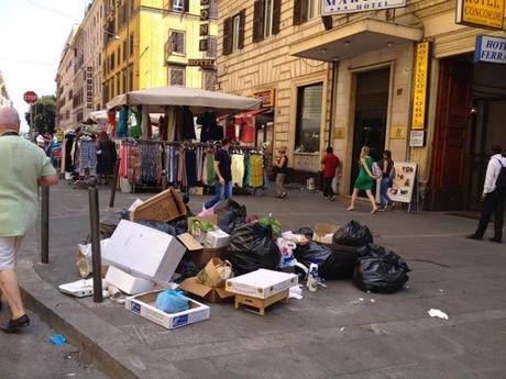 Stazione Termini. Commercio ambulante raccapricciante a Via Gioberti e Via Manin. La zona dei nuovi marciapiedi completamente regalata alle bancarelle