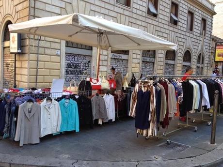 Stazione Termini. Commercio ambulante raccapricciante a Via Gioberti e Via Manin. La zona dei nuovi marciapiedi completamente regalata alle bancarelle