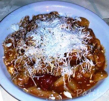 orecchiette alla paesana con sugo rosso polpette di carne e ricotta gratuggiata