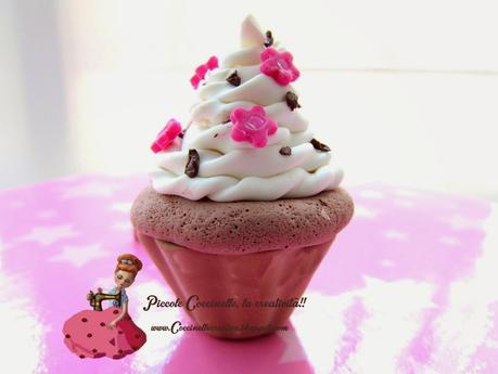 Gelato con gocce di cioccolato, cup cakes realizzato in fimo, bomboniere!!