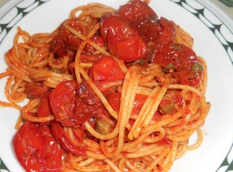 Tutto è pronto, gli spaghetti sono nel piatto e i bambini stanno per impiastricciarsi