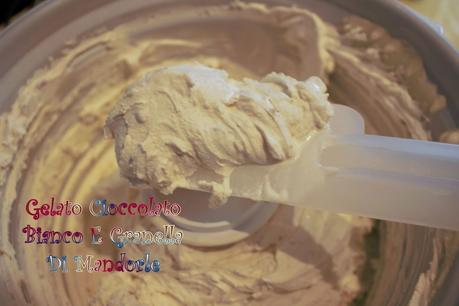 Gelato Al Cioccolato Bianco E Granella Di Mandorle E Un Saluto