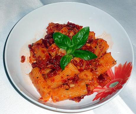 Rigatoni con pesto di pomodori secchi