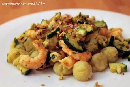 gnocchi di patate ai pistacchi con zucchine e gamberi