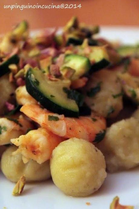 gnocchi di patate ai pistacchi con zucchine e gamberi