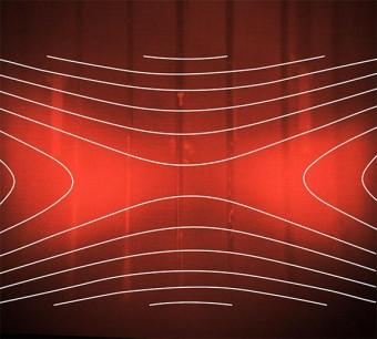 Questa immagine è stata scattatata con una camera ad alta velocità durante un fenomeno di riconnessione magnetica. Le linee del campo magnetico sono state rappresentate in bianco ed elaborate grazie alle misurazioni effettuate durante l'esperimento battezzato Magnetic Reconnection Experiment. Le linee orizzontali convergenti rappresentano le linee del campo magnetico prima della riconnessione, mentre quelle verticali che si muovono verso l'alto evidenziano le linee di campo magnetiche a riconnessione avvenuta. Credits: Princeton Plasma Physics Laboratory Photo by Jongsoo Yoo