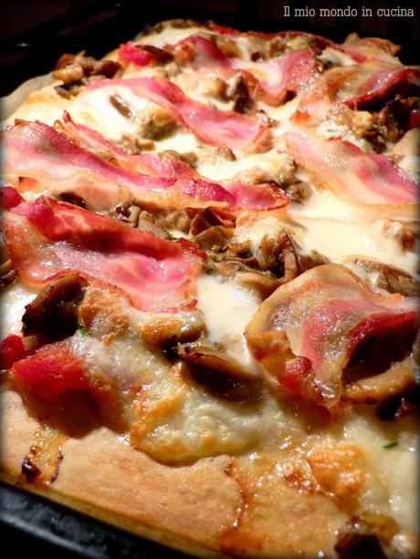 PIZZA con porcini, TALEGGIO e pancetta affumicata