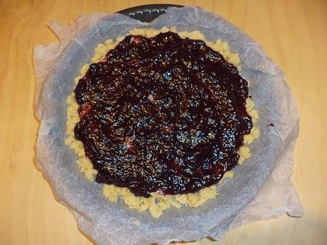 Crostata crumble con confettura ai frutti di bosco