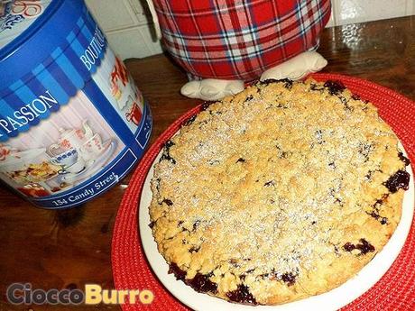 Crostata crumble con confettura ai frutti di bosco