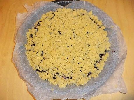 Crostata crumble con confettura ai frutti di bosco