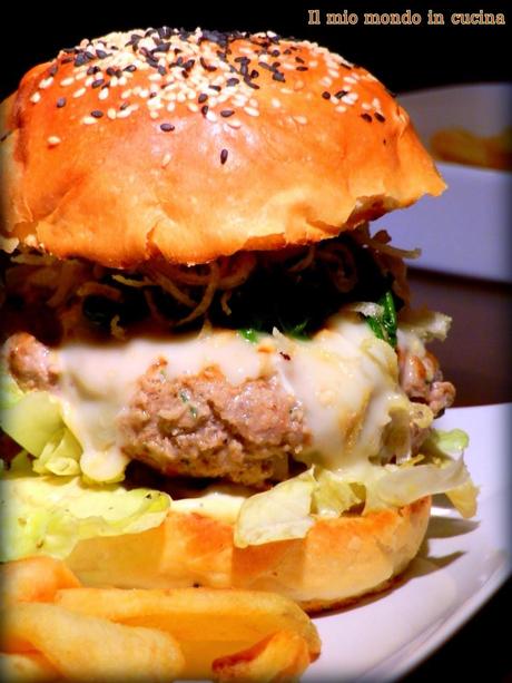 BURGER con SPINACI SCOTTATI, PORRI fritti, Taleggio e NOCCIOLE